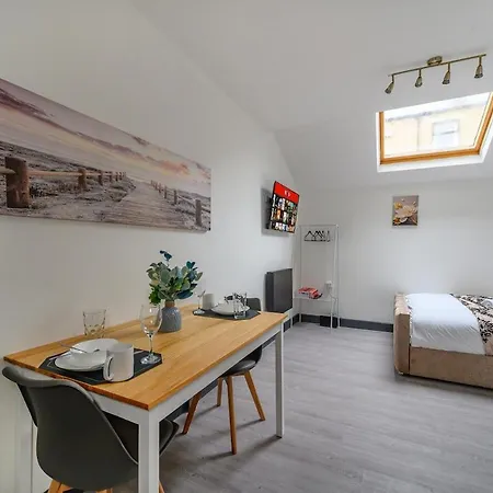 78f8 Spacious & Modern Bradford (West Yorkshire)